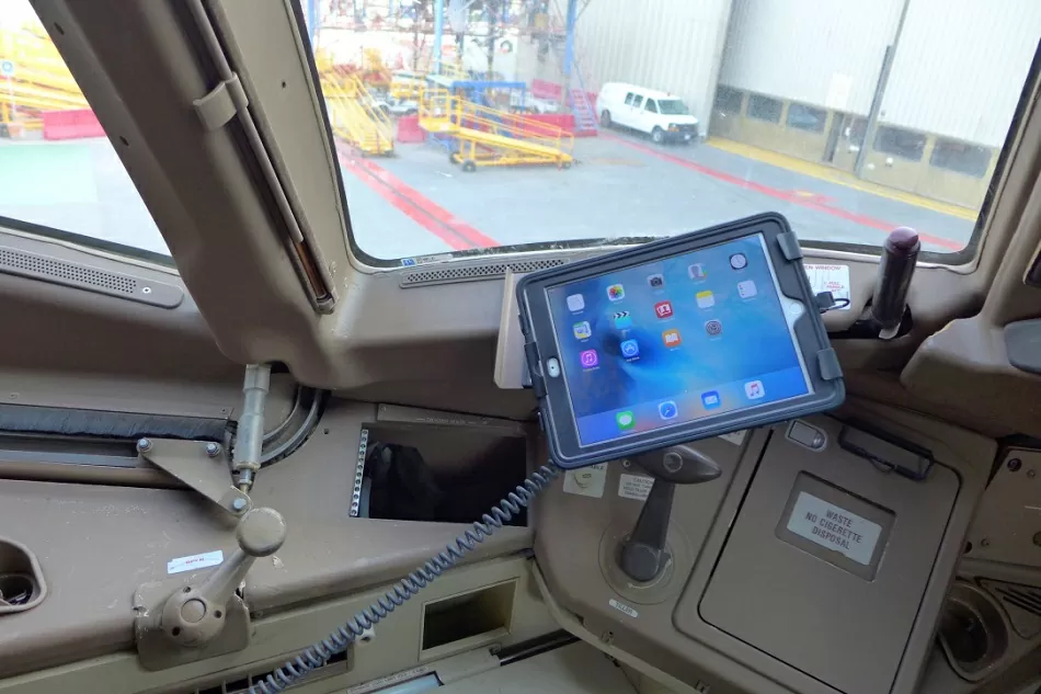 B777 EFB iPad with IPS